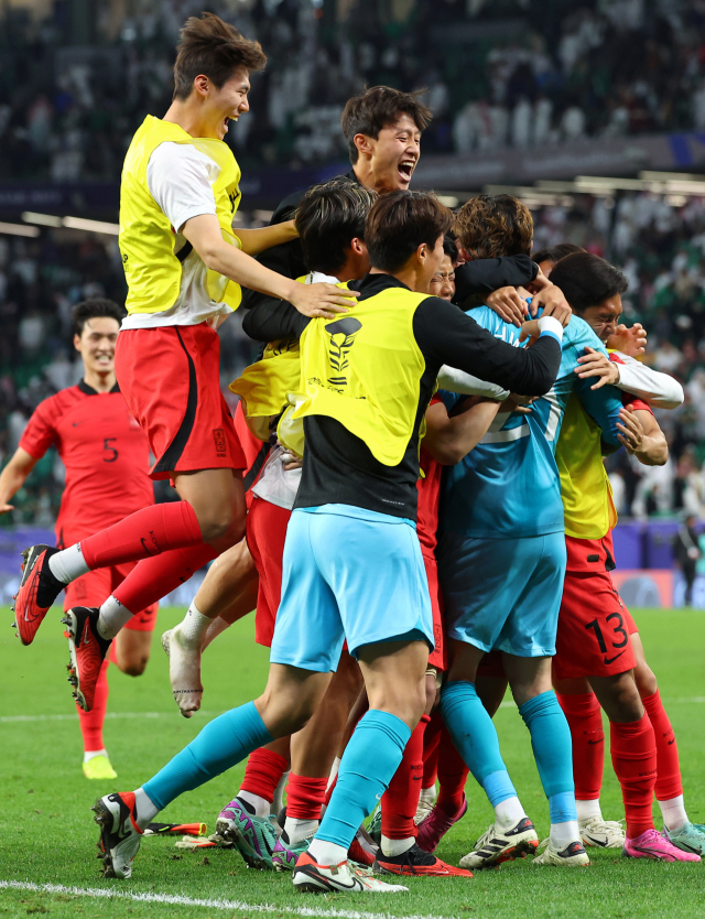 31일(한국 시간) 카타르 알라이얀 에듀케이션 시티 스타디움에서 열린 2023 아시아축구연맹(AFC) 아시안컵 16강전 한국과 사우디아라비아의 경기에서 승부차기로 승리를 거둔 대표팀 선수들이 8강 진출을 확정 짓고 기뻐하고 있다. 연합뉴스