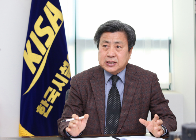 곽수현 한국시설안전협회 회장이 매일신문과의 인터뷰에서 안전의 중요성을 강조하며 K-세이프티(Safety‧안전) 수출 구상을 들려주고 있다. 이무성 객원기자