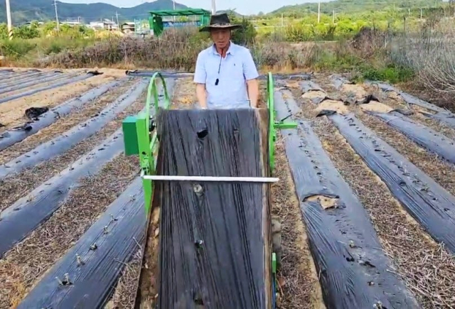 안동출신 사업가 배영길씨가 부모로부터 물려받은 농삿일에서 어려움을 겪었던 폐비닐 수거를 손쉽게 할 수 있는 농기계를 개발했다. 에코로시스템 제공