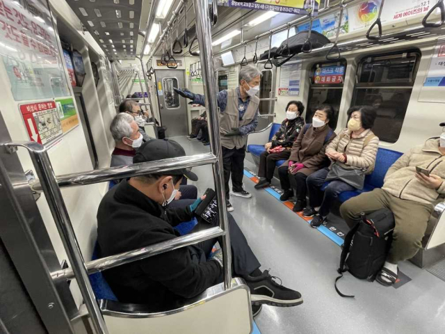 열차 내 시니어 안전지킴이 활동 모습. 대구교통공사 제공