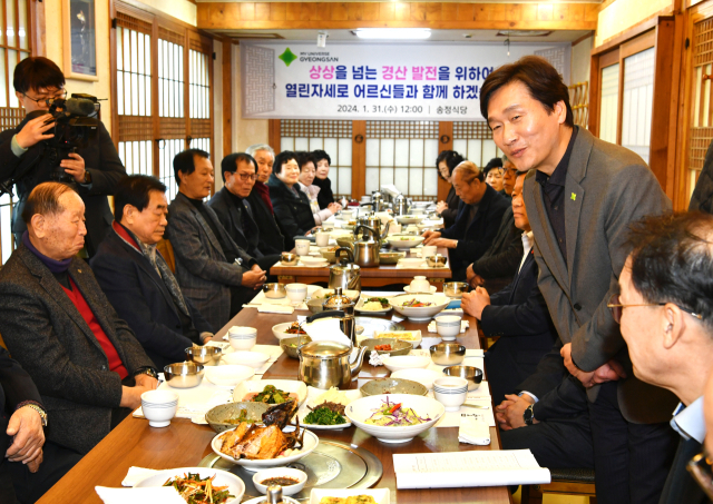 경산시 조현일 시장과 간부, 대한노인회 경산시지회 최재림 지회장과 임원진들이 31일 경산의 한 식당에서 소통 간담회를 가졌다.