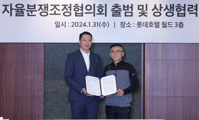 송호섭(왼쪽) bhc그룹 대표와 이영문 bhc치킨 가맹점협의회 대표가 상생협약을 체결한 후 기념을 찍었다. bhc그룹 제공
