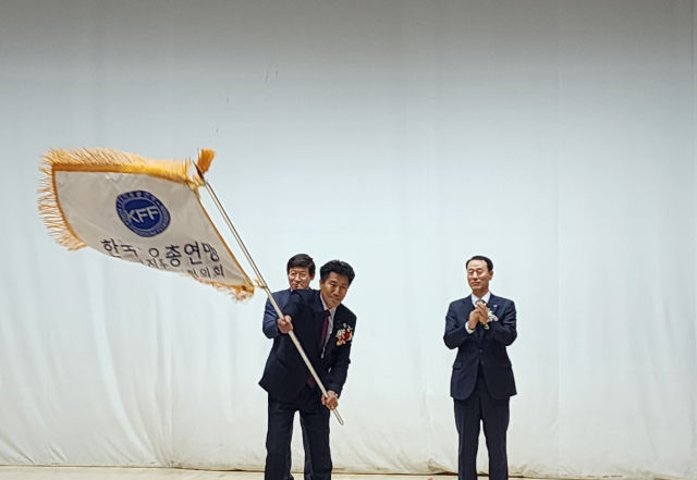 이진우 제17대 한국자유총연맹 대구시 청년협의회장이 취임 후 상징 깃발을 흔들고 있다.