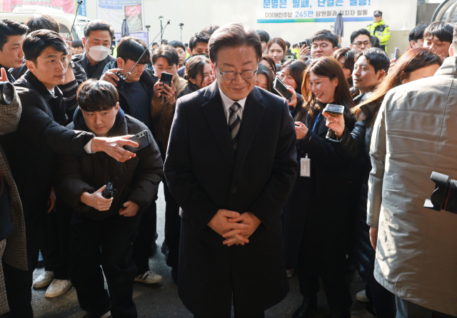 더불어민주당 이재명 대표가 31일 오후 서울 여의도 더불어민주당사에서 열린 4·10 총선 후보 공천 면접에 참석하기 위해 당사로 향하고 있다. 연합뉴스