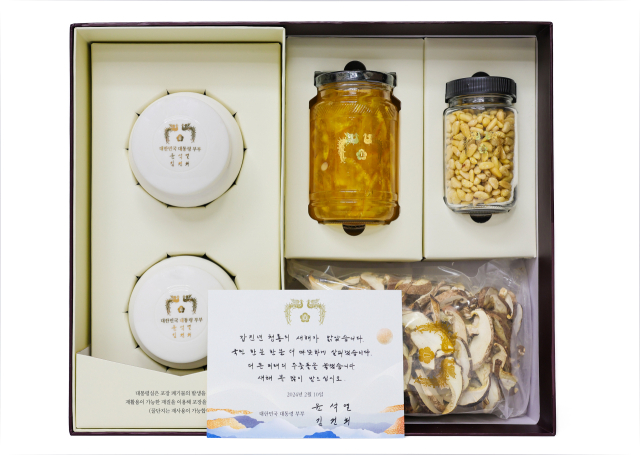 윤석열 대통령은 갑진년 새해를 맞아 국가와 사회발전을 위해 헌신한 각계 원로, 제복 영웅·유가족 및 사회적 배려계층 등 각계 인사들에게 전통주 명절선물과 대통령의 손글씨 메시지 카드를 전달할 계획이라고 대통령실이 31일 밝혔다. 이번 설 선물에는 지역 특산물인 차례용 백일주, 유자청(고흥), 잣(가평), 소고기 육포(횡성) 등으로 구성됐다. 연합뉴스