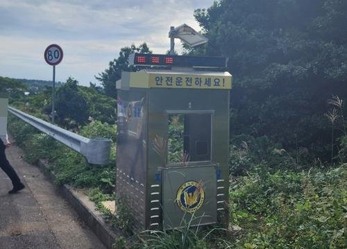 A씨가 훔친 혐의를 받는 무인 부스 내 이동식 과속단속 카메라. 제주 서귀포경찰서 제공