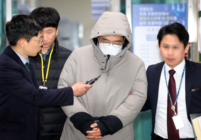 31일 오후 광주 서부경찰서에서 뇌물수수·공무상비밀누설 등 혐의를 받는 최영환 전 광주시의원이 경찰 조사를 받은 뒤 이동하고 있다. 이동 중 