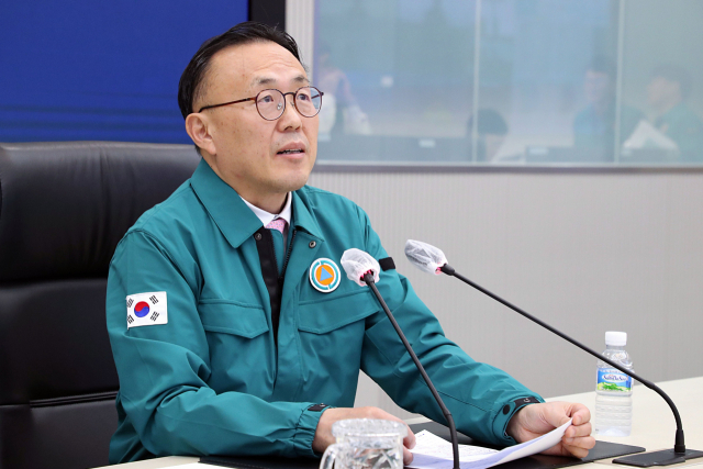 이한경 행정안전부 재난안전관리본부장이 31일 정부세종청사 중앙재난안전상황실에서 경북 문경 육가공 공장화재 관련 긴급 상황판단회의를 주재하고 있다. 연합뉴스