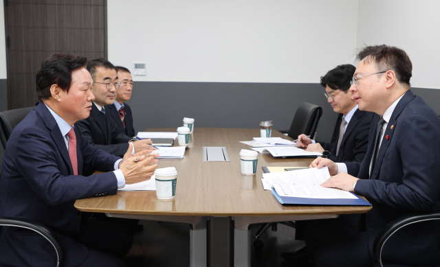 박완수 경남도지사(왼쪽)가 조규홍 보건복지부 장관(오른쪽)에게 보건·복지 현안사업 지원을 건의하고 있다. [사진=경남도]
