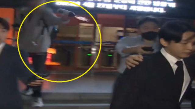 배현진 국민의힘 의원을 피습했던 중학생 A군이 마약투약 혐의로 경찰에 출두한 배우 유아인에게 커피를 뿌렸던 인물인 것으로 파악된다. 연합뉴스TV
