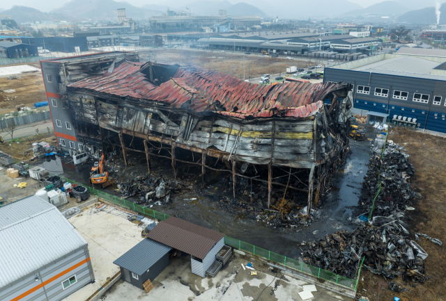 지난 2월 1일 오전 문경시 신기동의 한 공장 화재 현장에서 소방당국이 잔불을 정리하고 있다. 전날 밤부터 시작된 불로 진화작업을 벌이던 소방관 2명이 순직했다. 매일신문DB