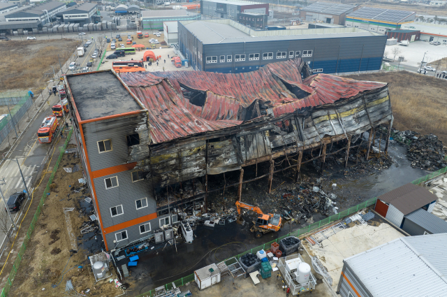 1일 오전 문경시 신기동의 한 공장 화재 현장에서 소방당국이 잔불을 정리하고 있다. 전날 밤부터 시작된 불로 진화작업을 벌이던 소방관 2명이 순직했다. 김영진 기자 kyjmaeil@imaeil.com