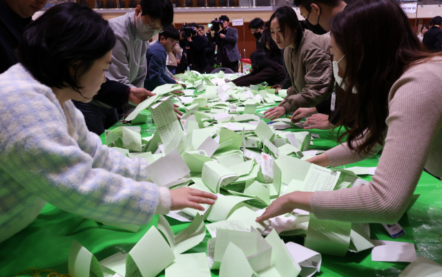 31일 오후 대전시 중구 부사동 한밭체육관에서 대전시선거관리위원회 관계자들이 오는 4월 열리는 총선을 대비해 모의 개표를 하고 있다. 선관위는 이번 총선 부정 선거 의혹을 사전에 차단하기 위해 개표 과정에서 사람이 투표지를 확인하는 수검표 절차를 도입한다. 연합뉴스