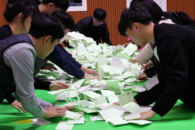 31일 오후 대전시 중구 부사동 한밭체육관에서 대전시선거관리위원회 관계자들이 오는 4월 열리는 총선을 대비해 모의 개표를 하고 있다. 선관위는 이번 총선 부정 선거 의혹을 사전에 차단하기 위해 개표 과정에서 사람이 투표지를 확인하는 수검표 절차를 도입한다. 연합뉴스