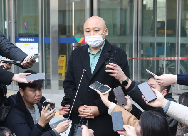 웹툰 작가 주호민이 1일 오전 경기도 수원시 영통구 수원지방법원에서 열린 주 씨의 아들을 정서적으로 학대한 혐의로 기소된 특수교사 A씨 1심 선고 공판이 끝난 후 취재진 질문에 답하고 있다. 수원지법 형사9단독 곽용헌 판사는 1일 아동학대범죄의 처벌 등에 관한 특례법 위반 및 장애인복지법 위반 등 혐의로 불구속기소 된 A씨에 대해 벌금 200만원의 선고를 유예했다. 연합뉴스