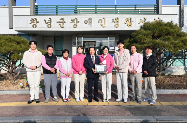 성낙인 창녕군수가 31일 창녕군장애인생활시설을 방문해 시설 이용자와 관계자를 격려하고 있다. 창녕군 제공
