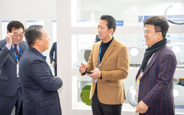 김장호(오른쪽 두번째) 구미시장이 1일 서울 강남구 코엑스에서 열린 국내 최대 반도체 전시회 