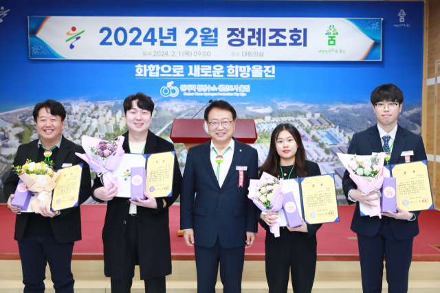울진군 1월 인사왕 공무원으로 뽑힌 장송호(사진 왼쪽 첫번째), 김민환(왼쪽 두번째), 최휘진(왼쪽 네번째), 김성호(다섯번째) 주무관. 울진군 제공