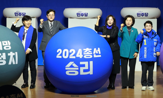 더불어민주당 홍익표 원내대표가 31일 오후 국회 의원회관에서 열린 2024 총선 필승 여성전진대회에서 퍼포먼스를 하고 있다. 연합뉴스