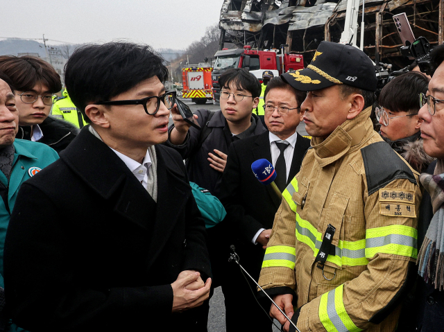 국민의힘 한동훈 비상대책위원장이 1일 오후 문경시 육가공공장 화재 현장을 둘러보고 있다. 안성완 기자 asw0727@imaeil.com