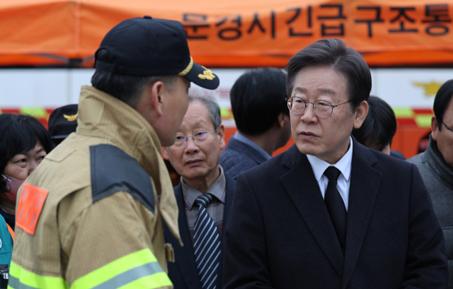 더불어민주당 이재명 대표가 1일 문경시 육가공공장 화재 현장을 찾아 브리핑받고 있다. 안성완 기자 asw0727@imaeil.com