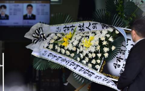 1일 오후 경북 문경시 산양면 문경장례식장에서 육가공공장 화재현장에 투입됐다 순직한 구조대원의 빈소로 전국의용소방대연합회가 보낸 근조화환이 들어가고 있다. 연합뉴스