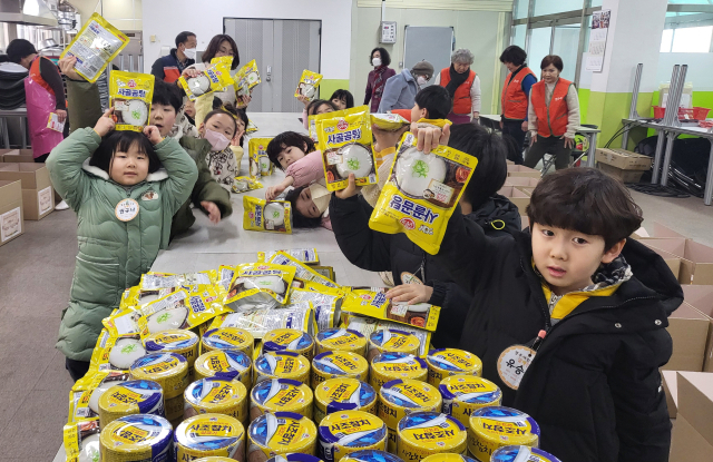 영주어린이집 원생들이 고사리 손으로 식료품 꾸러미를 제작하고 있다. 영주시 자원봉사센터 제공