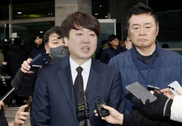 개혁신당 이준석 대표가 1일 경북 문경 육가공공장 화재 현장에서 순직한 소방대원 2명의 빈소가 마련된 경북 문경시 산양면 문경장례식장에서 조문을 마친 뒤 취재진 질문에 답하고 있다. 연합뉴스