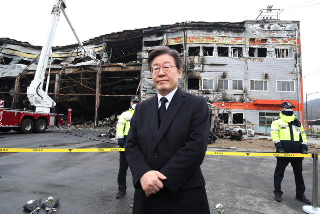 더불어민주당 이재명 대표가 1일 오후 경북 문경시 신기동 육가공업체 공장 화재 현장을 찾아 헌화한 뒤 순직 소방관을 애도하고 있다. 연합뉴스