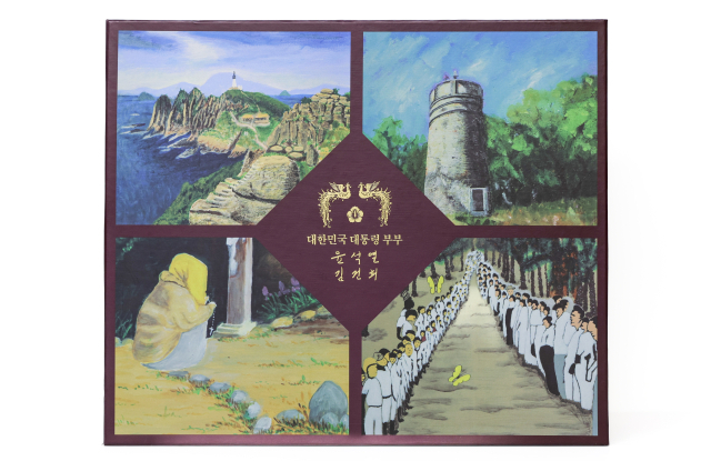 윤석열 대통령은 갑진년 새해를 맞아 국가와 사회발전을 위해 헌신한 각계 원로, 제복 영웅·유가족 및 사회적 배려계층 등 각계 인사들에게 전통주 명절선물과 대통령의 손글씨 메시지 카드를 전달할 계획이라고 대통령실이 31일 밝혔다. 선물상자에는 한센인들을 응원하는 마음을 담아 국립소록도병원 입원 환자들의 미술작품을 소개했다. 연합뉴스