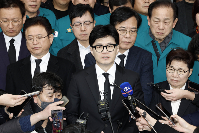 국민의힘 한동훈 비상대책위원장이 1일 오후 경북 문경시 산양면 문경장례식장에서 육가공공장 화재현장에 투입됐다 순직한 구조대원의 조문을 마친 뒤 취재진의 질문에 답하고 있다. 연합뉴스