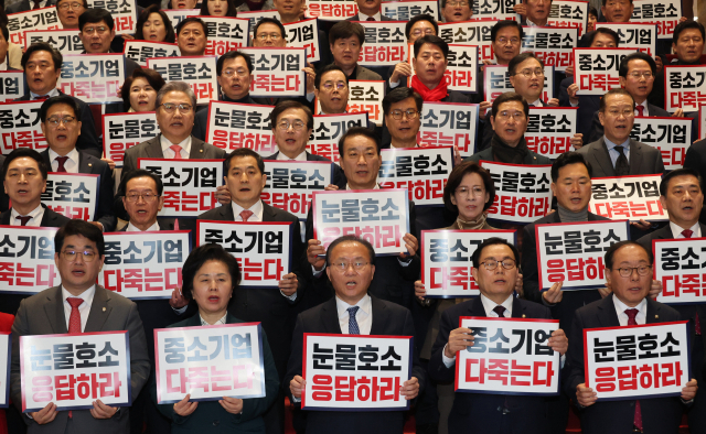1일 국민의힘 윤재옥 원내대표와 의원들이 국회 본회의 후 회의장 앞에서 중대재해처벌법 처리 촉구 규탄대회를 하고 있다. 연합뉴스