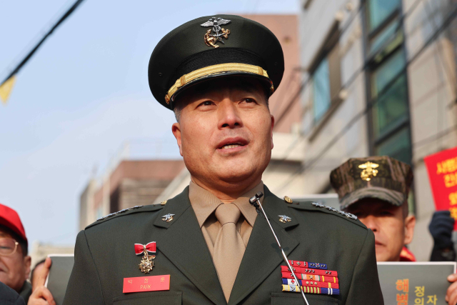 해병대 채모 상병 순직사건 수사 이첩 관련 항명 및 상관명예훼손 혐의로 기소된 박정훈 전 수사단장(대령)이 1일 오전 서울 용산구 중앙지역군사법원에서 열리는 공판에 출석하며 취재진 질문에 답하고 있다. 연합뉴스