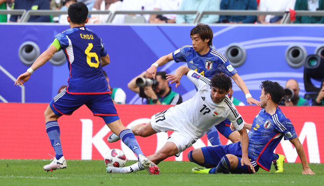19일 카타르 알라이얀 에듀케이션 시티 스타디움에서 열린 2023 아시아축구연맹(AFC) 아시안컵 조별리그 D조 이라크와 일본의 경기. 이라크 알리 자심이 일본 엔도 와타루(왼쪽부터), 이토 준야, 스가와라 유키나리의 수비에 막히고 있다. 연합뉴스