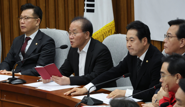 국민의힘 윤재옥 원내대표가 2일 국회에서 원내대책회의를 하고 있다. 연합뉴스