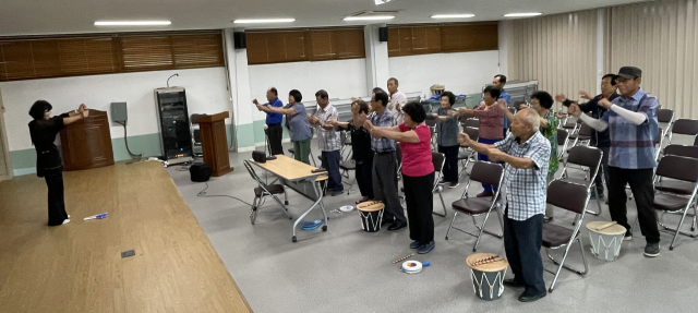 지난해 의성군의 한 경로당에서 경로당행복선생님이 노인들에게 간단한 체조를 알려주고 있다. 의성군 제공