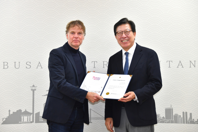 (왼쪽부터) 위니마스 네덜란드 MVRDV 건축그룹 대표와 박형준 부산시장이 2일 오전 부산시청에서 진행된 명예자문건축가 위촉식에서 기념촬영을 하고 있다. [사진=부산시]