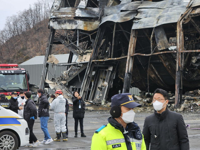 지난 2월 2일 경북 문경시 한 육가공 제조업체 공장에서 발생한 화재 원인을 조사하기 위해 합동 감식반이 조사를 진행하고자 준비하고 있다. 김영진 기자