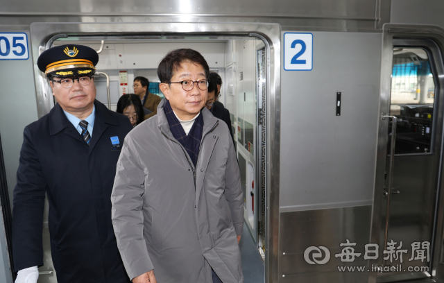 박상우(오른쪽) 국토교통부 장관이 2일 서대구역을 찾아 대구권 1단계 광역철도(구미~대구~경산) 건설사업 추진현황에 대해 보고를 받은 뒤 대구권 광역철도 차량을 둘러보고 있다. 성일권 기자 sungig@imaeil.com