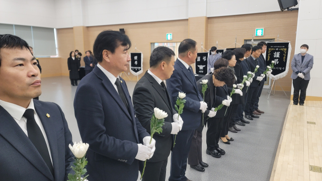 순직한 문경 소방관 2명의 분향소가 차려진 상주소방서 3층 대회의실에 시민들의 조문이 이어지고 있다. 고도현 기자