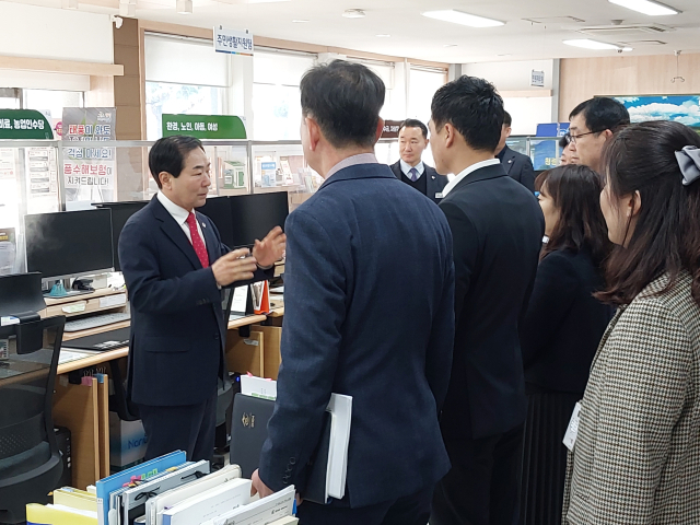 2일 대합면사무소를 방문해 직원들을 격려하고 있는 성낙인 창녕군수.