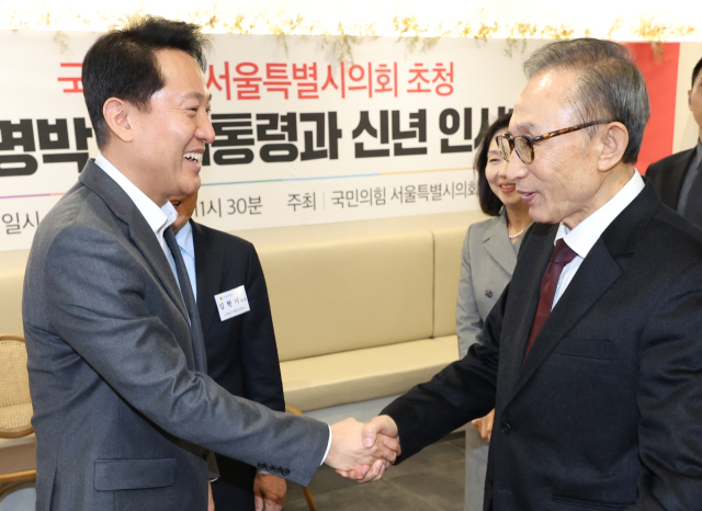 이명박 전 대통령이 2일 오전 서울 시내 한 호텔 식당에서 열린 