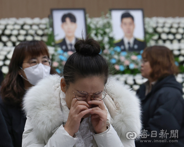 2일 구미소방서에 마련된 문경시 공장 화재에서 순직한 고(故) 김수광 소방장과 고(故) 박수훈 소방교의 분향소에서 한 시민이 눈물을 훔치고 있다. 성일권 기자 sungig@imaeil.com