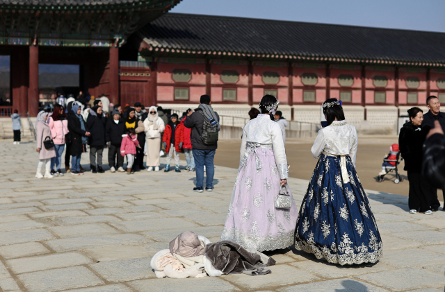 평년보다 포근한 날씨를 보인 29일 오후 서울 경복궁에서 관광객들이 외투를 벗은 채 사진을 찍고 있다. 연합뉴스