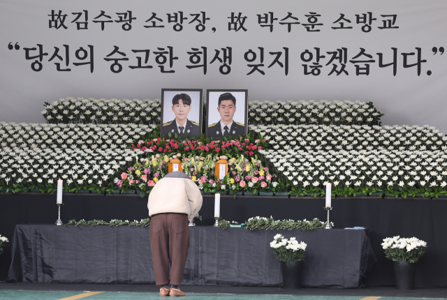 2일 경북 문경소방서에 마련된 고(故) 김수광(27) 소방장과 박수훈(35) 소방교의 분향소에서 한 시민이 조문하고 있다. 연합뉴스
