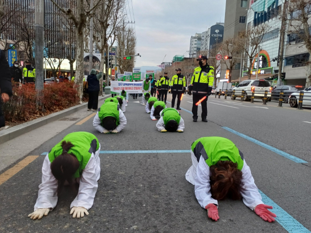 2일 대구 수성구 대구시교육청 인근 도로에서 민주노총 공공운수노조 전국교육공무직본부 노조원들이 교육청 소속 환경미화원들의 처우개선을 요구하며 삼보일배 퍼포먼스를 펼치고 있다. 이정훈 수습기자