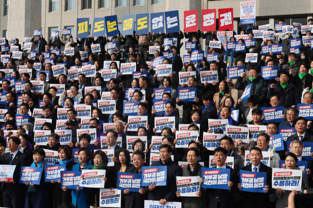 1일 국회 본청 앞 계단에서 유가족·야4당·시민사회 공동 주최로 10.29이태원참사 특별법 거부 규탄대회가 열리고 있다. 연합뉴스