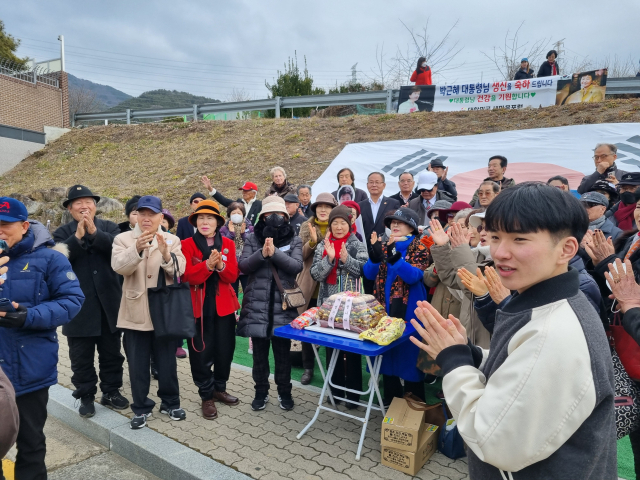 박근혜 전 대통령 사저 앞에서 생일 행사를 진행하고 있는 보수단체 회원들. 김유진 수습기자
