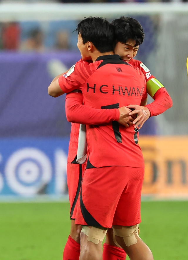 2일(현지시간) 카타르 알와크라 알자누브 스타디움 열린 2023 아시아축구연맹(AFC) 아시안컵 16강전 한국과 호주의 경기. 대표팀 손흥민이 2-1로 승리한 뒤 황희찬과 포옹하고 있다. 연합뉴스