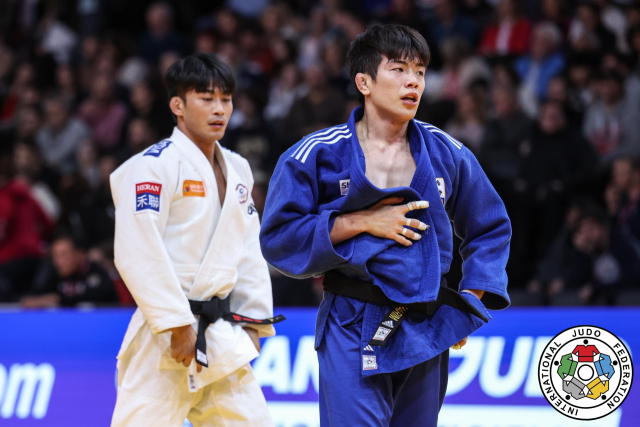 양융웨이(왼쪽) 꺾은 유도 대표팀 이하림. 유도 국가대표 이하림(오른쪽)이 3일(한국시간) 프랑스 파리에서 열린 2023 국제유도연맹(IJF) 파리 그랜드슬램 준결승에서 